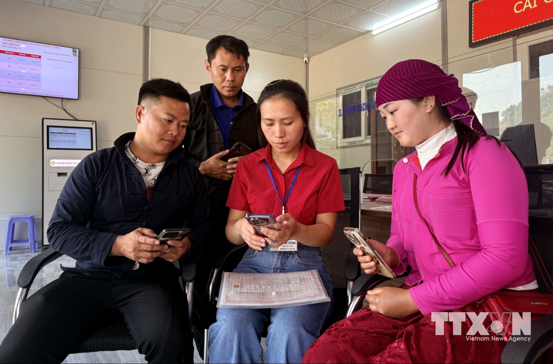 Cán bộ xã biên giới Lũng Cú (Tuyên Quang) hướng dẫn cho người dân thực hiện thủ tục hành chính qua công nghệ số. (Ảnh: Đức Thọ/TTXVN)
